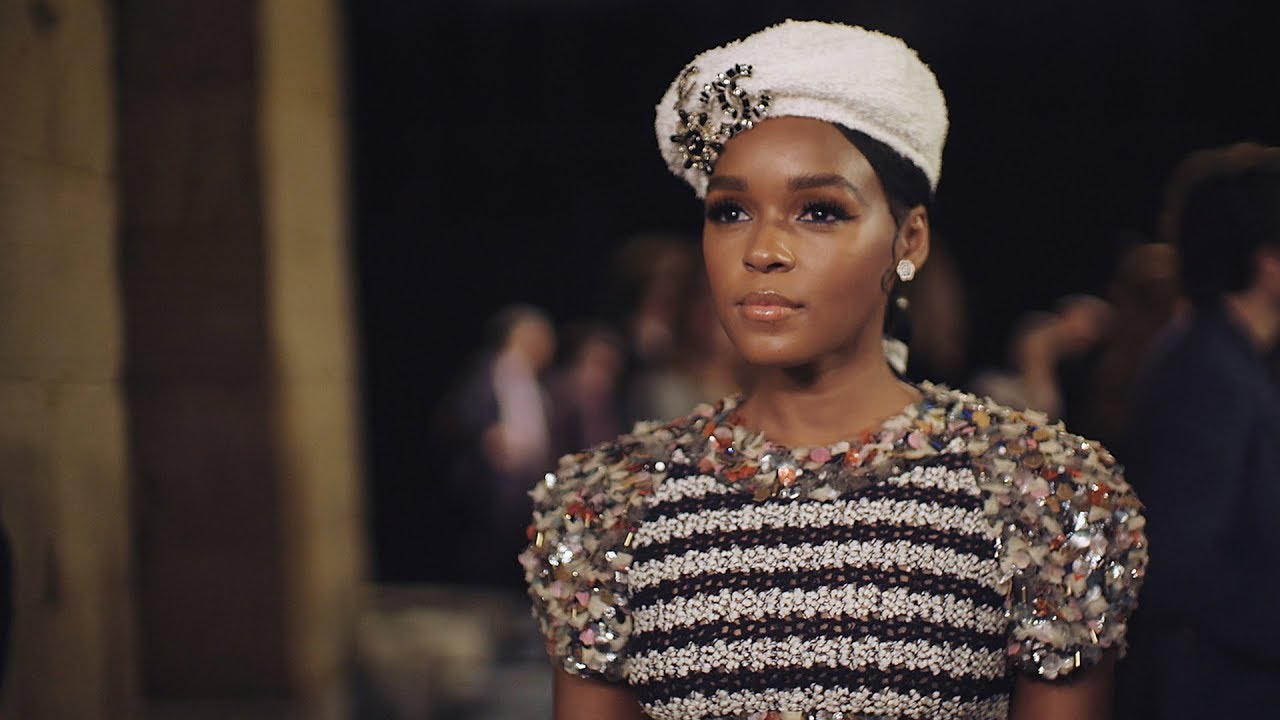 ※あやっくま※　　　　　　　　　　　　　【激レア 美品】シャネル 中条あやみちゃんも！「シャネル」2018/19年 パリ-ニューヨーク