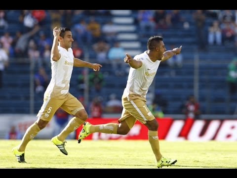 "Cruz Azul 2-1 Pumas | Fiesta de La Rebel en el Azul" Barra: La Rebel &bull; Club: Pumas