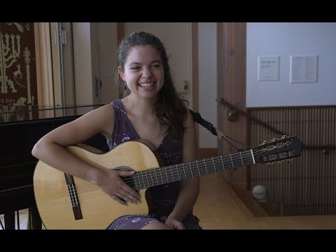 In Droysn Iz Finster - Adah Hetko