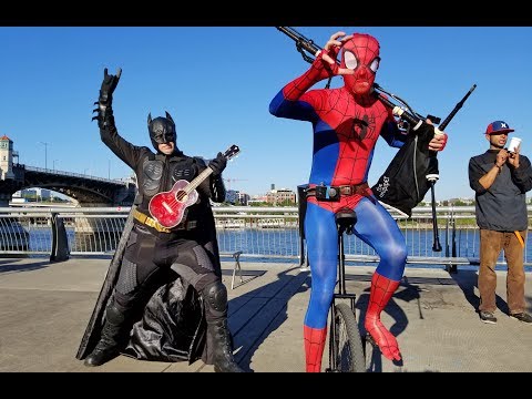 Batman εναντίον Spiderman και ως... μουσικοί δρόμου!