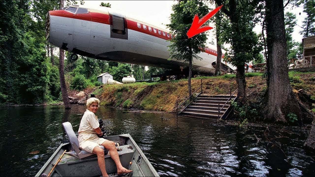 A woman bought an old Boeing 727 for $2,000 to LIVE in it… An incredible house in a Plane
