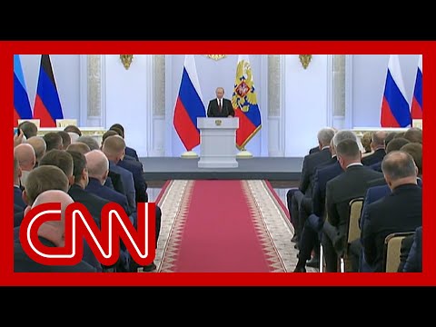 Hear what CNN reporter noticed about crowd watching Putin's speech