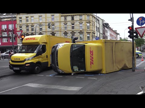 DHL-Transporter auf Seite nach Kollision mit PKW - 1 Verletzter in Köln-Ehrenfeld am 22.05.20