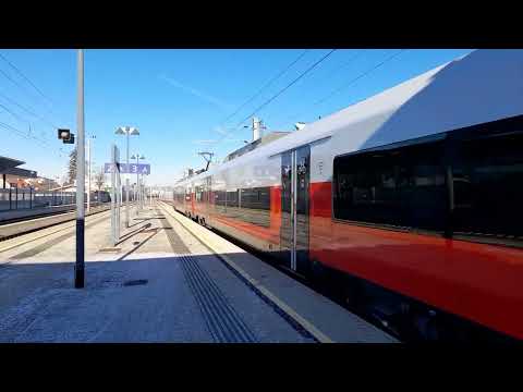 S Bahn nach Spielfeld Strass fährt ein in Leibnitz, Bahnsteig 3
