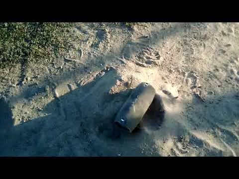 Didżej Seweryn kopie suchy piasek