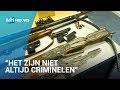 Samoeraizwaard, groot geweer en vlindermes gebracht bij inleveractie