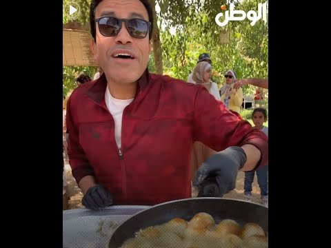 مهارات سامح حسين في المطبخ.. البيض المدحرج أحلى حاجة من إيده