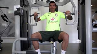 Parte da equipe treina forte na academia nesta quarta