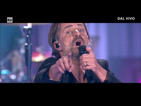 Achtung Babies cantano "Fix You" - The Band 22/04/2022