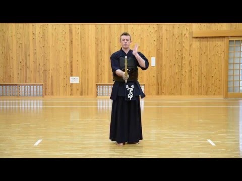 Kendo Basics : Fighting Stance, or Kamae and Sonkyo - The Kendo Show