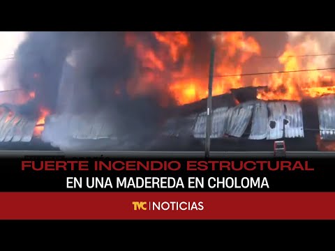 Bomberos luchan para controlar incendio en maderera en Choloma, Cortés