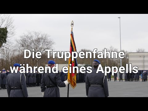 Die Truppenfahne der Bundeswehr während eines Appells - Fahnenträger und Ehrenformation erklärt