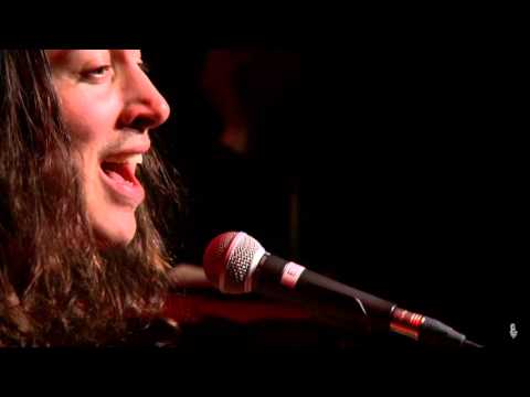 Noah Gundersen - Empty From the Start (eTown webisode #950)