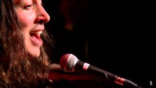 Noah Gundersen - Empty From the Start (eTown webisode #950)
