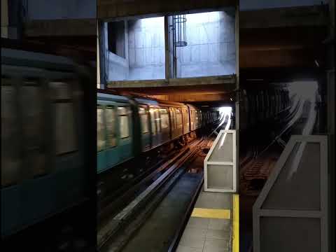Metro de Santiago Línea 5 (NS93) ingresando a Estación Bellavista de La Florida