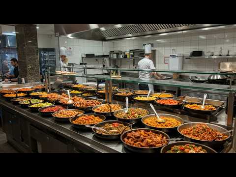 IN EINEM TÜRKISCHEN RESTAURANT, DER TÄGLICH 50 VERSCHIEDENE GERICHTE BEREITET