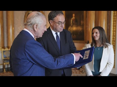 شاهد الملك تشارلز الثالث يطلع على أولى العملات النقدية التي تحمل صورته …