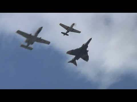 Spirit of STL Airshow 2006 - F4 / A10 / Mustang - Heritage Fight & Break