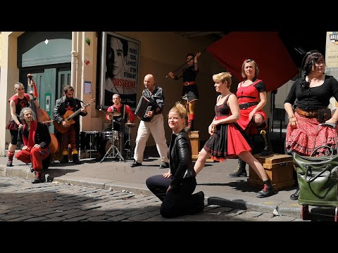 LA COMPAGNIE JOLIE MÔME LIVE IN PARIS DANS LA RUE MOUFFETARD PARIS LE 15 MAI 2022