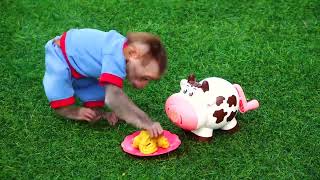 Lovely Monkey 🐵🐵🐵 And Puppy Have A Picnic For Lunch With Spaghetti | Eating Play Doh Noodles