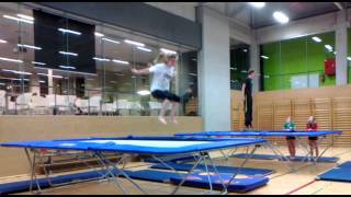 preview picture of video 'S.P.O.R.T. initiatie airtrack en trampoline'