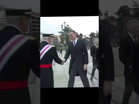 Llegada de Sanchez al Palacio Real a la Pascua Militar. Recibido con alguna desaprobación