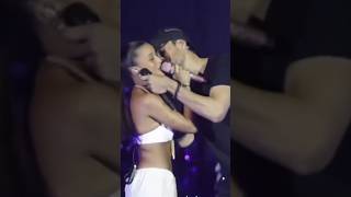 Emilia y Enrique Iglesias cantando juntos 🎤