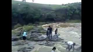 Live Killing   Drowning in Water, India- rio se lleva a varias personas y mueren