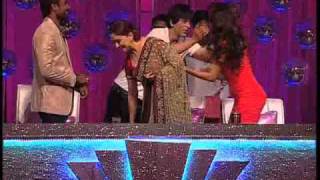 Download lagu Shahrukh Khan greeted Madhuri Dixit On Jhalak Dikhhla Jaa Sets mp3