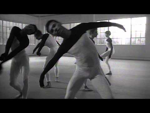 [[#Merce Cunningham Dance Company#]]. Απόσπασμα από το Beach Birds for Camera (1993).&nbsp;[[#Merce Cunningham Trust#]].Χορογραφία: [[#Merce Cunningham#]]Film: [[#Elliot Caplan#]]Μουσική: [[#John Cage#]]