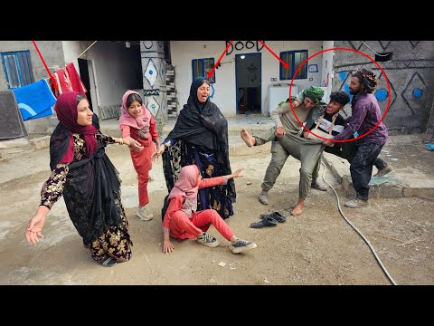 Mahan attacks Leila and Peri and prevents them from leaving the house: breaking the windows of Peri'