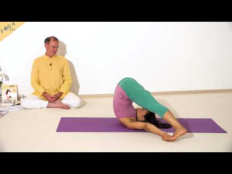 Grätsche im Pflug mit Händen an den Füßen - Yoga Asana Lexikon