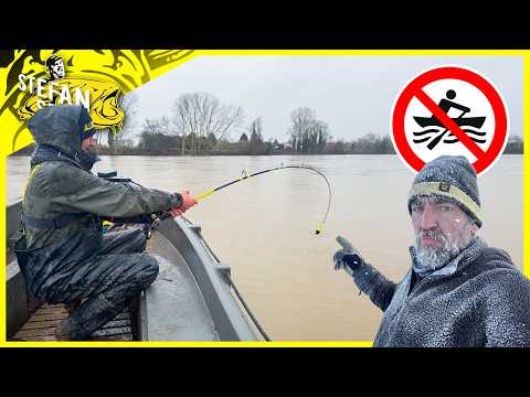 Fishing in the icy river - Huge fish bites | Strength and batteries give out