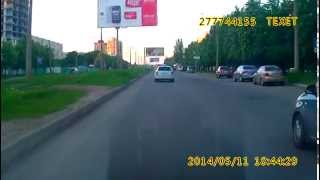 preview picture of video 'Машина ГАИ едет на желтый цвет светофора, Харьков'