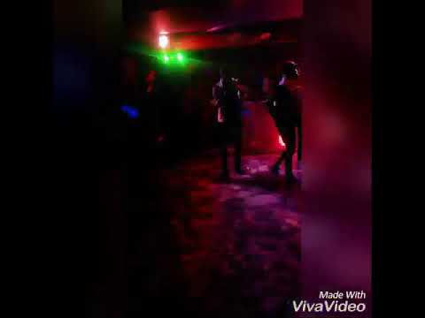 DJ edsom catoja.  Ao lado dos feedback.