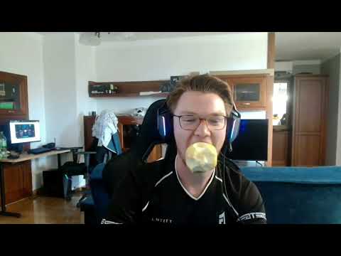 Stormstormer enjoys an apple after winning fight vs OG