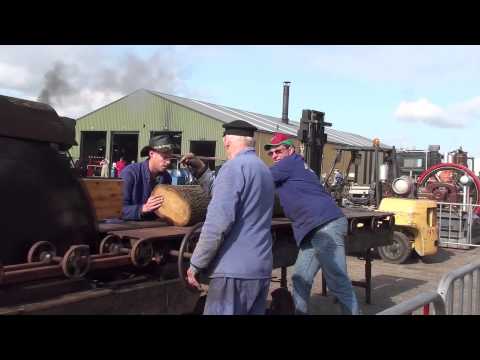 Houtzagen met een stoommachine in Stadskanaal bij Museumspoorlijn STAR