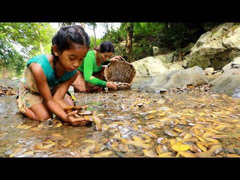 Mother and daughter pick a lot river shell in river- Cooking shell +4food of survival