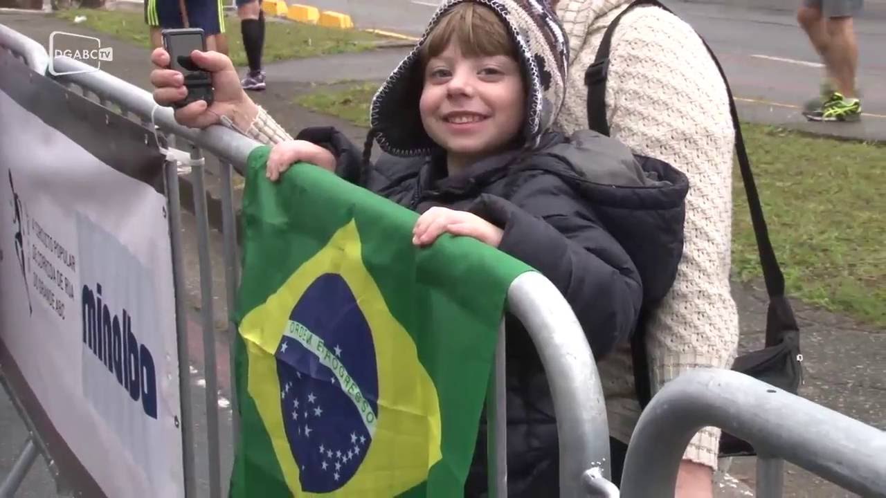 Animação espanta o frio e público faz bonito na corrida; veja vídeo