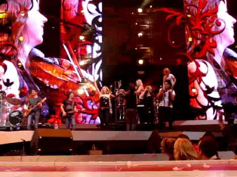 Dinand (KANE) neemt Sem, de zoon van Xander op zijn schouders bij Vrienden van Amstel Live