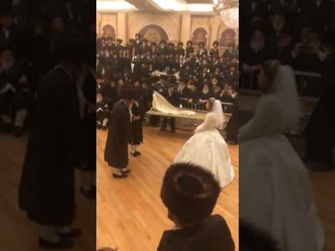 The Munkatcher Rebbe dancing Mitzva Tantz  - Shevat 5777