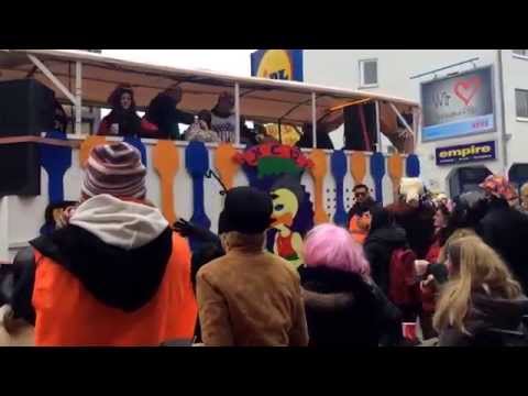 Die Musik des KCW macht gute Laune! Die Zuschauer tanzen mit.