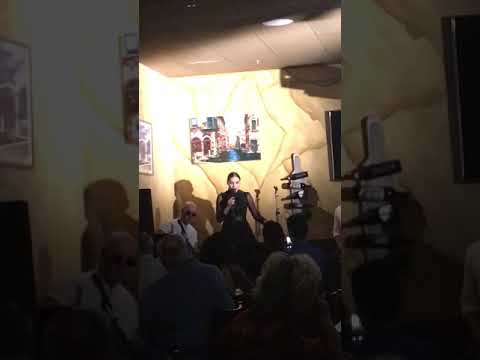 Laura Caro cantando en italiano Las Vegas