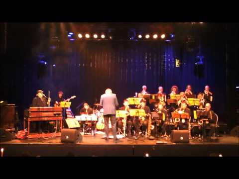 Score Jazz Orchestra met Thijs van Leer met het nummer Hokus Pokus.