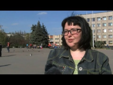 Славянск: снимать ли российские флаги