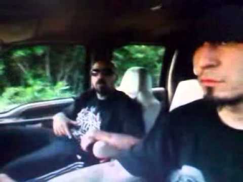 Videoclip de Traficando Rimas (feat. Bicho Ramirez) (En Vivo) — Cartel De Santa