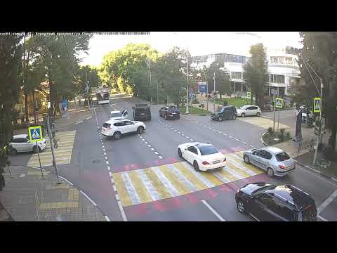В Сочи столкнулись такси и Toyota Land Cruiser Prado