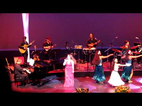 Napua Makua singing & Hula girls (Maui live 3.5.11)