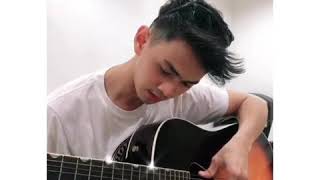 Download lagu Cowok ganteng main gitar keren banget mp3