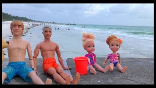 Family beach day ! Elsa &amp; Anna toddlers - sand play